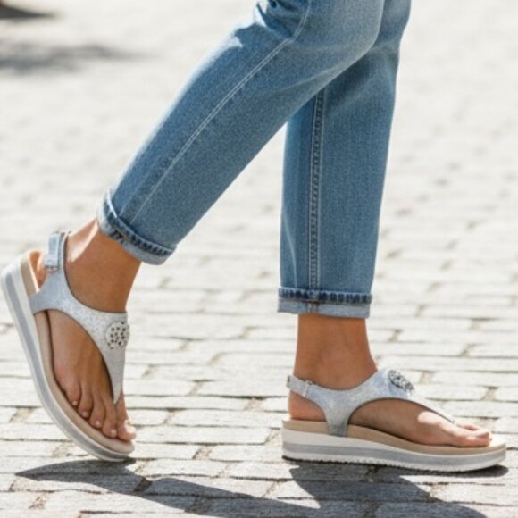 LifeStride Women’s Zeeta Silver Metallic Thong Sandal – Size 11 M - Picture 2 of 8